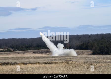 US-Soldaten von Bravo Battery, 1. Bataillon, 182nd Field Artillery Regiment, Michigan Army National Guard, feuern das M142 High Mobility Artillery Rocket System (HIMARS) während einer winterlichen Feuerübung auf Camp Grayling Michigan am 2. März 2024. Die Mitglieder des Referats führten eine Qualifikation nach Tabelle VI für die Leiter der Sektionen durch. (Foto der Nationalgarde der US-Armee von Daniel Garas) Stockfoto