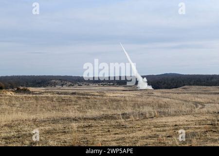 US-Soldaten von Bravo Battery, 1. Bataillon, 182nd Field Artillery Regiment, Michigan Army National Guard, feuern das M142 High Mobility Artillery Rocket System (HIMARS) während einer winterlichen Feuerübung auf Camp Grayling Michigan am 2. März 2024. Die Mitglieder des Referats führten eine Qualifikation nach Tabelle VI für die Leiter der Sektionen durch. (Foto der Nationalgarde der US-Armee von Daniel Garas) Stockfoto