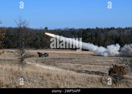 Ein Paar M142 High Mobility Artillery Rocket System (HIMARS) mit Bravo Battery, 1st Battalion, 182nd Field Artillery Regiment, Michigan Army National Guard, feuern ihre Raketen während einer winterlichen Feuerübung auf Camp Grayling, Michigan, 2. März 2024. Die Mitglieder des Referats führten eine Qualifikation nach Tabelle VI für die Leiter der Sektionen durch. (Foto der Nationalgarde der US-Armee von Daniel Garas) Stockfoto