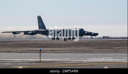 Eine B-52H Stratofortress der US Air Force, die der 69th Bomb Squadron zugeordnet ist, startet am 28. Februar 2024 von der Start- und Landebahn auf der Minot Air Force Base in North Dakota. Jeder der acht Triebwerke der B-52 kann bis zu 17.000 Pfund Schub erzeugen, was es ermöglicht, mit hoher Unterschallgeschwindigkeit in Höhen von bis zu 50.000 Fuß zu fliegen und dabei eine Nutzlast von bis zu 70.000 Pfund zu tragen. (Foto der U.S. Air Force von Airman 1st Class Kyle Wilson) Stockfoto