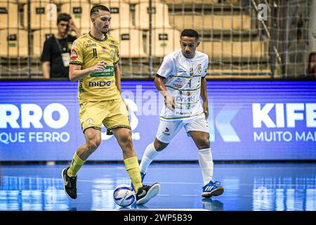5. März 2024, Jaragua do Sul, Santa Catarina, Brasilien: SANTA CATARINA (SC), 05.03.2024- MEISTERSCHAFT/FUTSAL/SUPERCUP-Lanze des Spiels zwischen Praia Clube und Apodi Futsal für den Männer Futsal Super Cup 2024, gespielt am Dienstag, 5. März, in der Arena Jaragua do Sul, Santa Catarina. (Kreditbild: © Richard Ferrari/TheNEWS2 via ZUMA Press Wire) NUR REDAKTIONELLE VERWENDUNG! Nicht für kommerzielle ZWECKE! Stockfoto