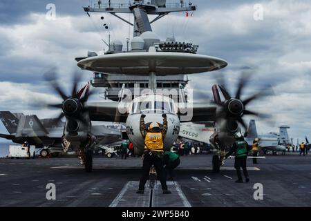 Devon Swopes aus Little Rock, Arkansas, der der V-1-Division des Luftministeriums zugeteilt ist, signalisiert am 1. März 2024 eine E-2C Hawkeye, die an der Airborne Command and Control Squadron (VAW) 116 befestigt ist, um auf dem Flugzeugträger der Nimitz-Klasse USS George Washington (CVN 73) im Atlantik festzuhalten. George Washington führt TSTA/FEP (Tailored Ships Training Availability and Final Evaluation Problem) durch. TSTA bereitet das Schiff und die Besatzung auf die vollständige Integration in eine Trägerstreikgruppe durch eine Vielzahl von missionskritischen Operationen vor. (Foto der U.S. Navy von Mass Communicatio Stockfoto