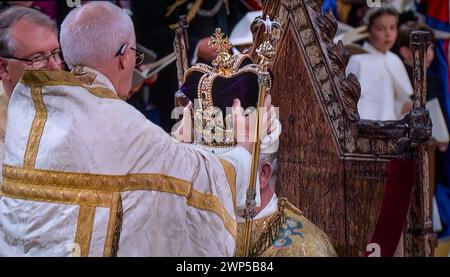 Krönung von König Karl III. Der Krönungsmoment, mit der Krone der Heiligen Eduard, der von Erzbischof Justin Welby in Westminster Abbey auf dem Kopf von König Karl III. Sitzt im Coronation Chair Westminster London UK St. Edward’s Crown ist das Herzstück der Kronjuwelen des Vereinigten Königreichs. Nach dem heiligen Eduard dem Bekenner benannt, werden Versionen des Ortes traditionell zur Krönung englischer und britischer Monarchen bei ihren Krönungen seit dem 13. Jahrhundert verwendet. (UHDTV verbesserte Broadcast-Aufnahme) Stockfoto