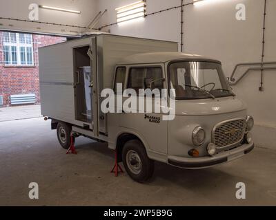 Ein Barkas B 1000, ein geheimes Polizeifahrzeug, diente zum Transport von Gefangenen, die im ehemaligen Stasi-Gefängnis Hohenschönhausen in Berlin ausgestellt waren. Stockfoto