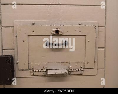 Außenansicht der Gefängniszellenluke im Zellflügel des ehemaligen Stasi-Gefängnisses Hohenschönhausen, Berlin. Stockfoto