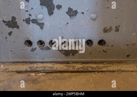 Löcher im Boden der Zellentür in den U-Boot-U-Boot-Kellerzellen im Alten Gebäude, im Stasi-Gefängnis Hohenschönhausen, Berlin Stockfoto