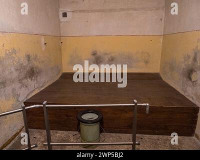 Holzbank in einer Zelle in den U-Boot-Kellerzellen im Alten Gebäude, im Stasi-Gefängnis Hohenschönhausen, Berlin. Stockfoto