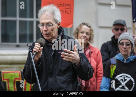 London, Großbritannien. März 2024. Doug Parr, britischer Chefwissenschaftler von Greenpeace, spricht bei dem Protest. Demonstranten und Aktivisten von Umweltschutzgruppen versammeln sich außerhalb des Ministeriums für Energiesicherheit und Net Zero (DESNZ) gegen weitere Subventionen für die Kraftwerke Drax und Lynemouth und argumentieren, dass sie durch die Verbrennung von Holz und Pellets zur Entwaldung beitragen, wodurch sie keine echte grüne Energie beisteuern. Quelle: Imageplotter/Alamy Live News Stockfoto