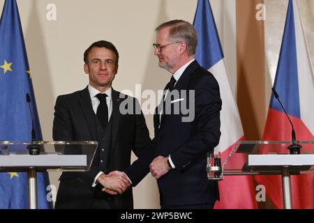 Prag, Tschechische Republik. März 2024. Der französische Präsident Emmanuel Macron (L) schüttelt dem tschechischen Premierminister Petr Fiala (R) während einer gemeinsamen Pressekonferenz nach ihrem Treffen in Prag die Hand. Der französische Präsident Emmanuel Macron trifft sich während seines Besuchs in der Tschechischen Republik mit dem Premierminister der Tschechischen Republik. Während des Treffens wurde hauptsächlich auf die Zusammenarbeit in den Bereichen Verteidigung, Energie und russische Aggression in der Ukraine eingegangen. (Foto: Tomas Tkacik/SOPA Images/SIPA USA) Credit: SIPA USA/Alamy Live News Stockfoto