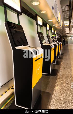 Flughafen Frankfurt - 12. Februar 2024: Automaten für den Check-in für einen Lufthansa-Flug Stockfoto