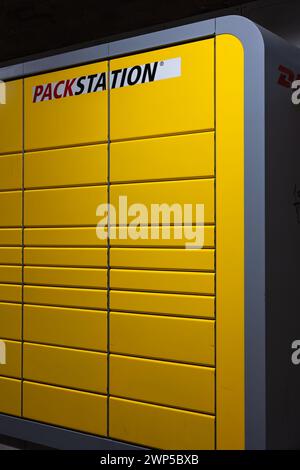 Koblenz, Deutschland - 19. Februar 2024: Eine DHL-Packstation, ein automatisiertes Selbstbedienungs-Paketabholungs- und -versandterminal Stockfoto