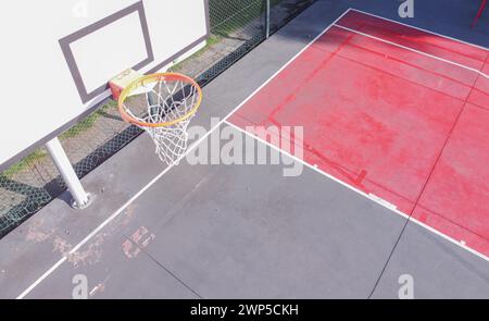 Basketballkorb von oben mit Drohne gesehen Stockfoto