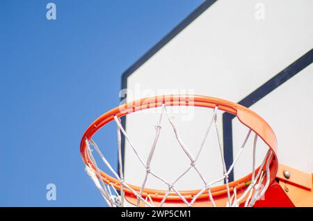 Nahaufnahme des Basketballkörpers von unten gesehen, blauer Himmel Hintergrund Stockfoto