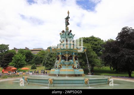 Blick auf den Ross Fountain in West Princes Street Gardens, Edinburgh. Die Skulptur aus dem 19. Jahrhundert besteht aus Gusseisen. Stockfoto