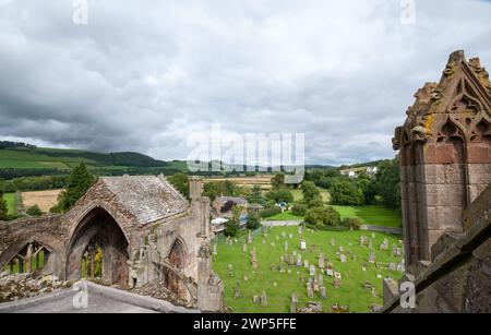 Ein Blick von der Dachterrasse auf die Ruinen eines Friedhofs der historischen Melrose Abbey in der Stadt Melrose, Schottland grenzt an Großbritannien Stockfoto