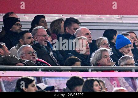 München, Deutschland. März 2024. Fußball: Champions League, FC Bayern München - Latium Rom, K.-o.-Runde, Achtelfinale, zweites Leg, Allianz Arena. Uli Hoeneß, Ehrenpräsident des FC Bayern München (Mitte), und Karl-Heinz Rummenigge, ehemaliger CEO der FC Bayern München AG (Mitte) beobachten das Spiel von der Tribüne aus. Quelle: Tom Weller/dpa/Alamy Live News Stockfoto