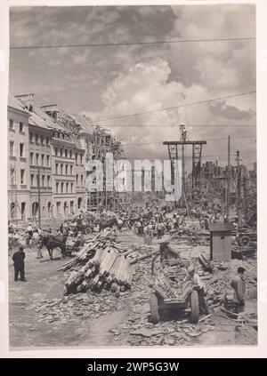 Ein Fotodruck von Wojciech Kondracki aus dem Jahr 1949, der Bauarbeiten an der W-Z-Route in Krakowskie Przedmieście und am Plac Zamkowy in Warschau zeigt, Teil der Ausstellungen des Nationalmuseums und Wettbewerbe der Polnischen Fotogesellschaft. Stockfoto