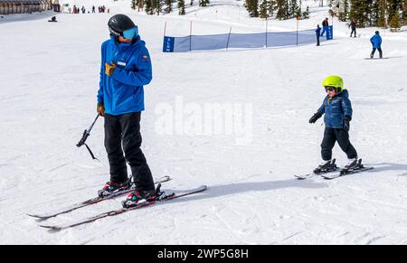 Vierjähriger Junge zum ersten Mal auf Schneeskiern; Monarch Mountain; Zentrum von Colorado; USA Stockfoto