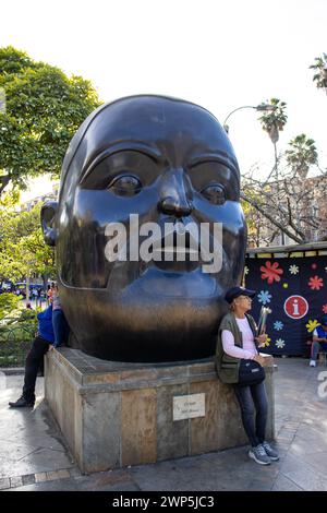 MEDELLIN, KOLUMBIEN - 17. JANUAR 2024: Bronzeskulpturen des berühmten kolumbianischen Künstlers Fernando Botero Angulo auf dem Platz, der seinen Namen trägt Stockfoto