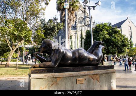 MEDELLIN, KOLUMBIEN - 17. JANUAR 2024: Frau mit Obst. Bronzeskulpturen des berühmten kolumbianischen Künstlers Fernando Botero Angulo auf dem Platz Stockfoto