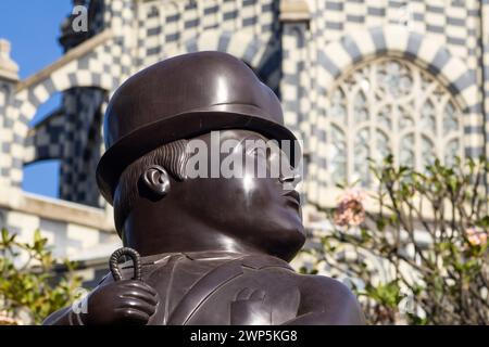 MEDELLIN, KOLUMBIEN - 17. JANUAR 2024: Mann auf dem Pferd. Bronzeskulpturen des berühmten kolumbianischen Künstlers Fernando Botero Angulo auf dem Platz Stockfoto