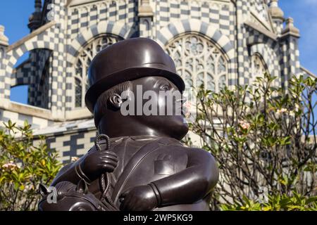 MEDELLIN, KOLUMBIEN - 17. JANUAR 2024: Mann auf dem Pferd. Bronzeskulpturen des berühmten kolumbianischen Künstlers Fernando Botero Angulo auf dem Platz Stockfoto