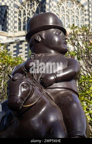 MEDELLIN, KOLUMBIEN - 17. JANUAR 2024: Mann auf dem Pferd. Bronzeskulpturen des berühmten kolumbianischen Künstlers Fernando Botero Angulo auf dem Platz Stockfoto
