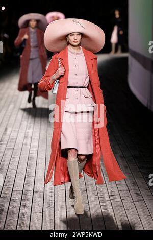 Paris, Frankreich. März 2024. CHANEL Herbst/Winter 2024 Runway während der Pariser Fashion Week am 2024. Februar - Paris, Frankreich 05/03/2024 Credit: dpa/Alamy Live News Stockfoto