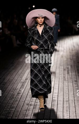 Paris, Frankreich. März 2024. CHANEL Herbst/Winter 2024 Runway während der Pariser Fashion Week am 2024. Februar - Paris, Frankreich 05/03/2024 Credit: dpa/Alamy Live News Stockfoto