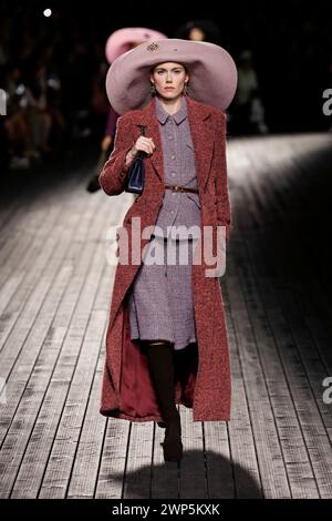 Paris, Frankreich. März 2024. CHANEL Herbst/Winter 2024 Runway während der Pariser Fashion Week am 2024. Februar - Paris, Frankreich 05/03/2024 Credit: dpa/Alamy Live News Stockfoto