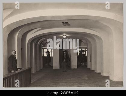 Ein Foto von Jan Bułhak, aufgenommen zwischen 1912 und 1939, das die Garderobe im Hauptgebäude von Vilnius USB zeigt, einschließlich Innenausstattung und Einrichtung. Stockfoto