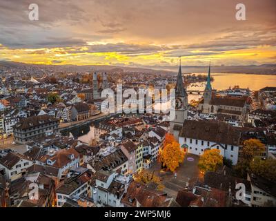 Die Skyline der Altstadt von Zürich über der Limmat an einem Herbstmorgen. Stockfoto