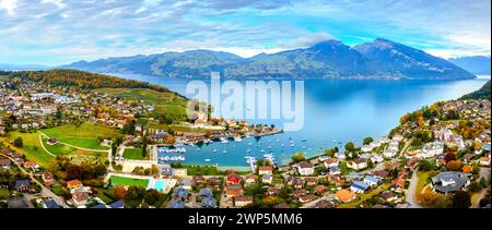 Spiez, Schweiz am Thunersee im Berner Oberland im Frühherbst. Stockfoto