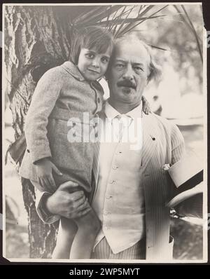 Ignacy Jan Paderewski (1860-1941) mit einem ein paar Jahre alten Jackie Coogan (Kinder Milligan, John C. (FL. CA 1920); 1921; vor dem 08/1921 (1921-00-00-1921-00-00); Coogan, Jackie (1914-1984), Coogan, Jackie (1914-1984)-Ikonographie, Hollywood (Los Angeles, Vereinigte Staaten von Amerika), Paderewski, Ignacy Jan (1860-1941), Paderewski, Ignacy Jan (1860-1941)- Ikonographie, Paderewski, Ignacy Jan (1860-1941) - Sammlung, Paso Robles (Vereinigte Staaten von Amerika), Wohltätigkeitsaktionen, Schauspieler, Kinder, Film (Künstler), Hüte, Männerhüte, Kinematographie, Komponisten, Musiker, Pianisten, Porträts, Porträts, Doppelanschluss Stockfoto