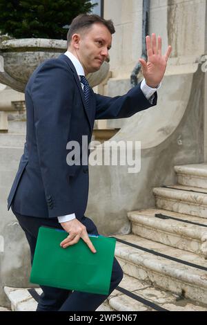 Bukarest, Rumänien – 5. März 2024: Siegfried Muresan, rumänischer Abgeordneter des Europäischen Parlaments, trifft im Hauptquartier der Nationalen Liberalen Partei in Bukarest ein. Die Europäische Volkspartei (EVP) bringt 2000 Teilnehmer aus 44 Ländern zusammen, um am 6. Und 7. März 2024 ihren Kongress 2024 in Bukarest abzuhalten, dessen Programm sich auf die Vorbereitungen für die Wahlen zum Europäischen Parlament im Juni konzentriert und den Spitzenkandidaten der Partei wählt. Quelle: Lucian Alecu/Alamy Live Stockfoto