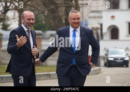 Bukarest, Rumänien - 5. März 2024: Manfred Weber (L), Präsident der Europäischen Volkspartei, wird von Nicolae Ciuca (R), dem Vorsitzenden des rumänischen Senats und Präsidenten der Nationalen Liberalen Partei, im liberalen Hauptquartier in Bukarest begrüßt. Die Europäische Volkspartei (EVP) bringt 2000 Teilnehmer aus 44 Ländern zusammen, um am 6. Und 7. März 2024 ihren Kongress 2024 in Bukarest abzuhalten, dessen Programm sich auf die Vorbereitungen für die Wahlen zum Europäischen Parlament im Juni konzentriert und den Spitzenkandidaten der Partei wählt. Quelle: Lucian Alecu/Alamy Live Stockfoto