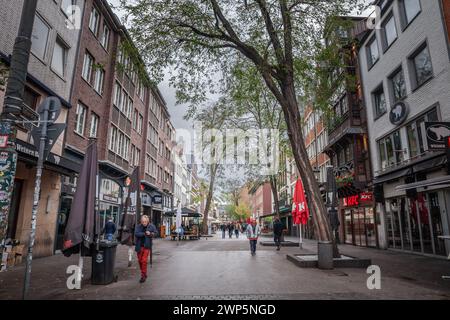 Bild einer Fußgängerzone in Düsseldorf mit Fast-Food-Gebäuden im Stadtzentrum. Düsseldorf ist eine Stadt in Westdeutschland, für die es bekannt ist Stockfoto