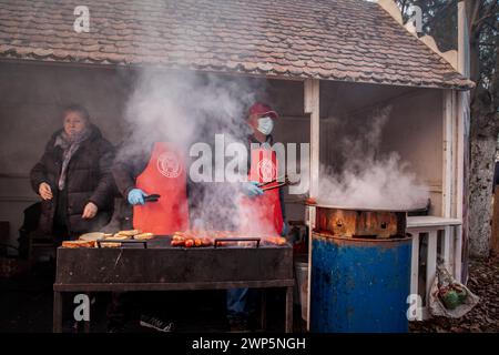 Bild von Würstchen, serbischen Würstchen, die von einem Metzger in Serbien in Belo Blato zubereitet werden. Stockfoto