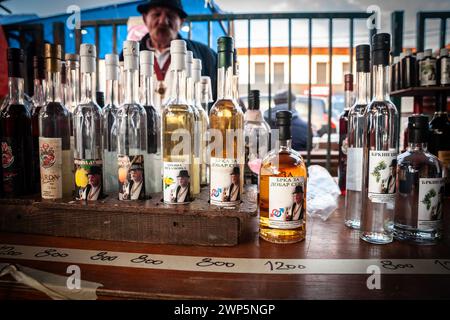 Bild von verschiedenen Rakijas, ausgestellt in Rumenka, auf einem Markt in Serbien. Raki, Raki oder Raki ist der Sammelbegriff für Obstbrand, der in der populär ist Stockfoto