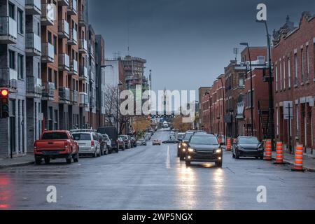 Bild von der Straße von Montreal, Québec, mit roten Backsteingebäuden im nordamerikanischen Stil, im Atwater-Viertel, mit seinem Marktturm, Stockfoto