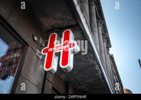 Bild eines Schildes mit dem Logo von Hesburger auf ihrem Restaurant für Riga, lettland. Hesburger ist eine Fast-Food-Kette mit Sitz in Turku, Finnland. Heute habe ich es Stockfoto