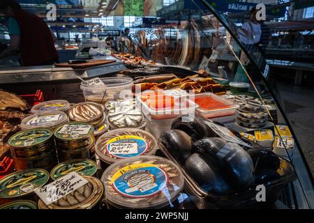 Bild eines Stands, der Räucherfisch und andere Fischprodukte bei einem Fischhändler von centraltirgus in Riga, lettland, verkauft. Der Rigaer Zentralmarkt ist Europas großer Markt Stockfoto
