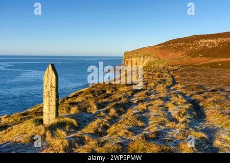 Klippen unterhalb des Chapel Hill auf der westlichen Seite von Dunnet Head, Caithness, Schottland, Großbritannien Stockfoto