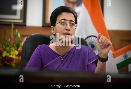 Neu-Delhi, Indien. März 2024. NEW DELHI, INDIEN - 5. MÄRZ: Atishi Marlena, Finanzminister von Delhi, während eines Interviews in Vidhan Sabha am 5. März 2024 in Neu-Delhi, Indien. (Foto: Sanchit Khanna/Hindustan Times/SIPA USA) Credit: SIPA USA/Alamy Live News Stockfoto