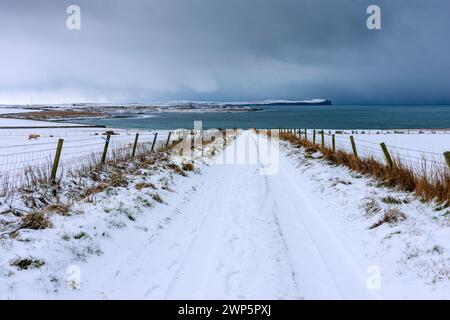 Dunnet Head von einem schneebedeckten Bauernhof in Long GOE, in der Nähe des Dorfes Mey, Caithness, Schottland, Großbritannien Stockfoto