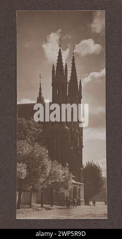 Foto der St. Anne-Kirche in Vilnius, aufgenommen von Jan BU Hak im Jahr 1912, das das gotische architektonische Design der Kirche, das detaillierte Ziegelwerk und die ikonische Fassade zeigt. Stockfoto