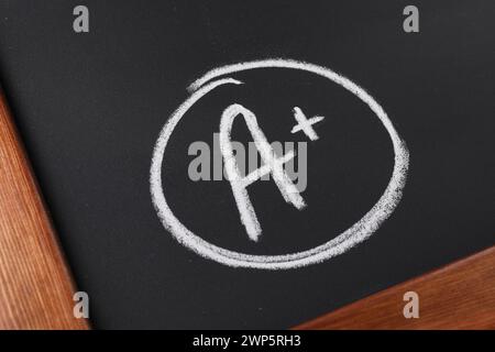 Schulklasse. Buchstabe A mit Pluszeichen auf der Tafel, Großaufnahme Stockfoto