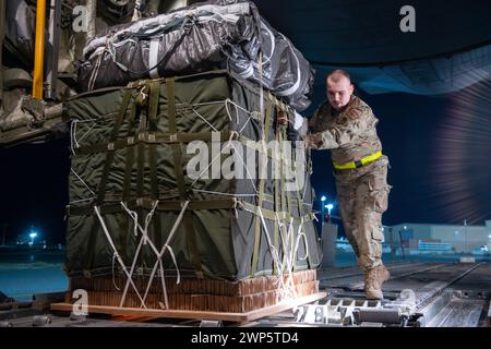 Washington, Usa. März 2024. Ein Luftwaffenflugzeug der US Air Force an Bord eines C-130J Super Hercules im Zuständigkeitsbereich des US Central Command lädt am Dienstag, den 5. März 2024, eine Palette mit Nahrungsmitteln, die für einen Flugabwurf über Gaza bestimmt sind. Die C-130-Flugzeuge, die im zentralen Einsatzgebiet der US-Luftstreitkräfte eingesetzt wurden, haben bei zwei Luftabwurfmissionen über Gaza fast 75.000 Mahlzeiten abgesetzt. Foto über U.S. Air Force mit freundlicher Genehmigung/UPI Credit: UPI/Alamy Live News Stockfoto