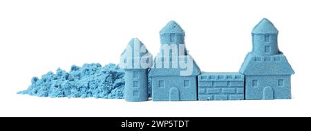 Schloss aus blauem kinetischem Sand isoliert auf weiß Stockfoto