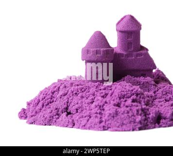 Schloss aus purpurrotem kinetischem Sand isoliert auf weiß Stockfoto